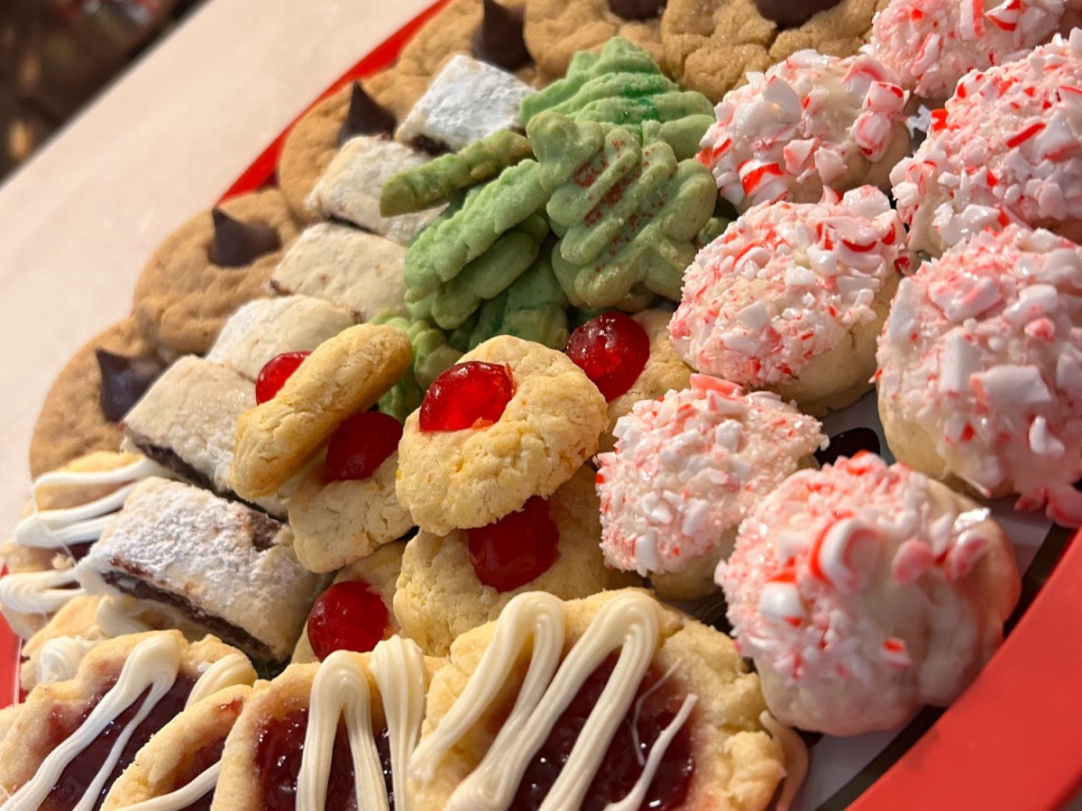 Candy Cane Puffs: A Festive Treat with a Peppermint&nbsp;Twist